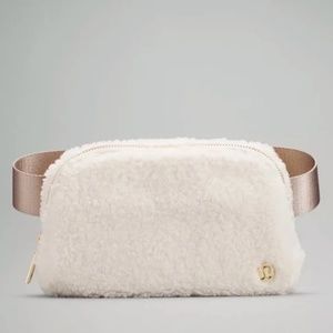 Lululemon Everywhere Belt Bag *Sherpa